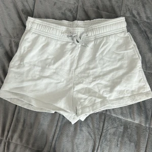 Ljus gröna  mjukisshorts med dragsko från 157 - Ljus gröna  mjukisshorts från 157 med elastisk midja och dragsko. Perfekta för varma dagar eller som chillplagg hemma. Tillverkade i mjukt material för extra komfort.