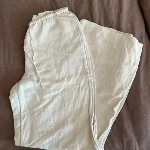 Beige linnebyxor med  - Snygga och luftiga beiga linnebyxor med snöre i midjan. Byxorna har raka, vida ben och två bakfickor. Perfekta för varma dagar när du vill ha en avslappnad och stilren look. Endast använda en sommar 💛🌼