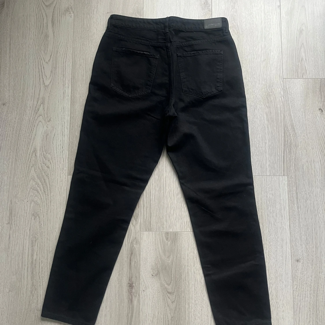 Svarta jeans från gina tricot perfect jeans - 1