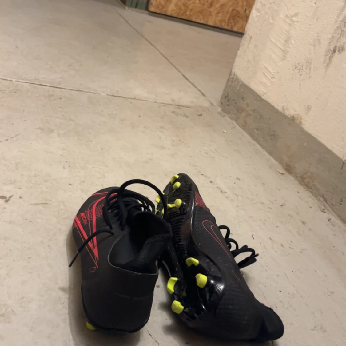 Svarta fotbollsskor från Nike med röda detaljer - 1