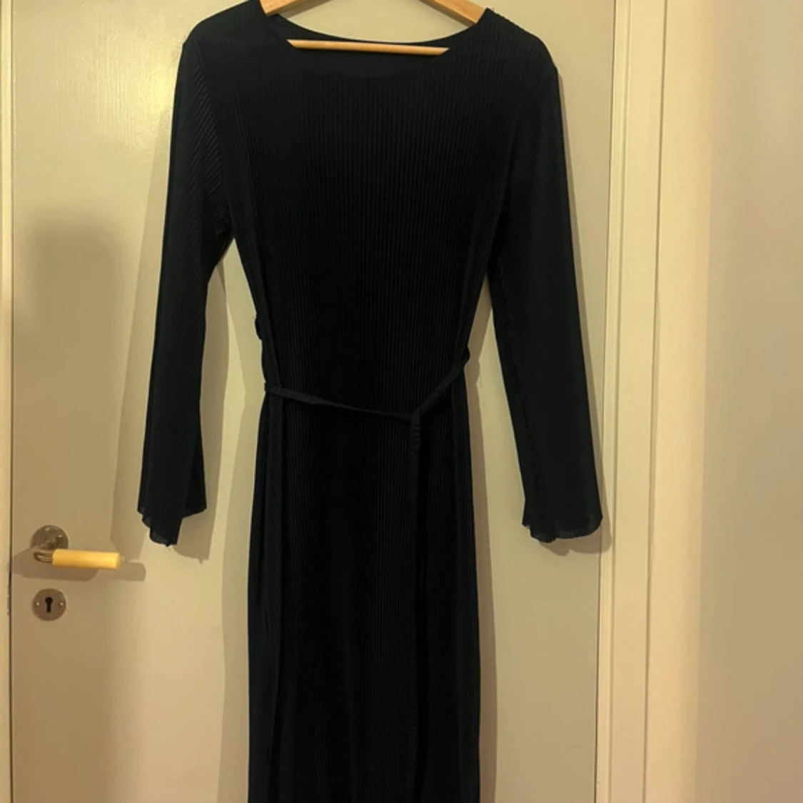 Mörkblå plisserad långklänning