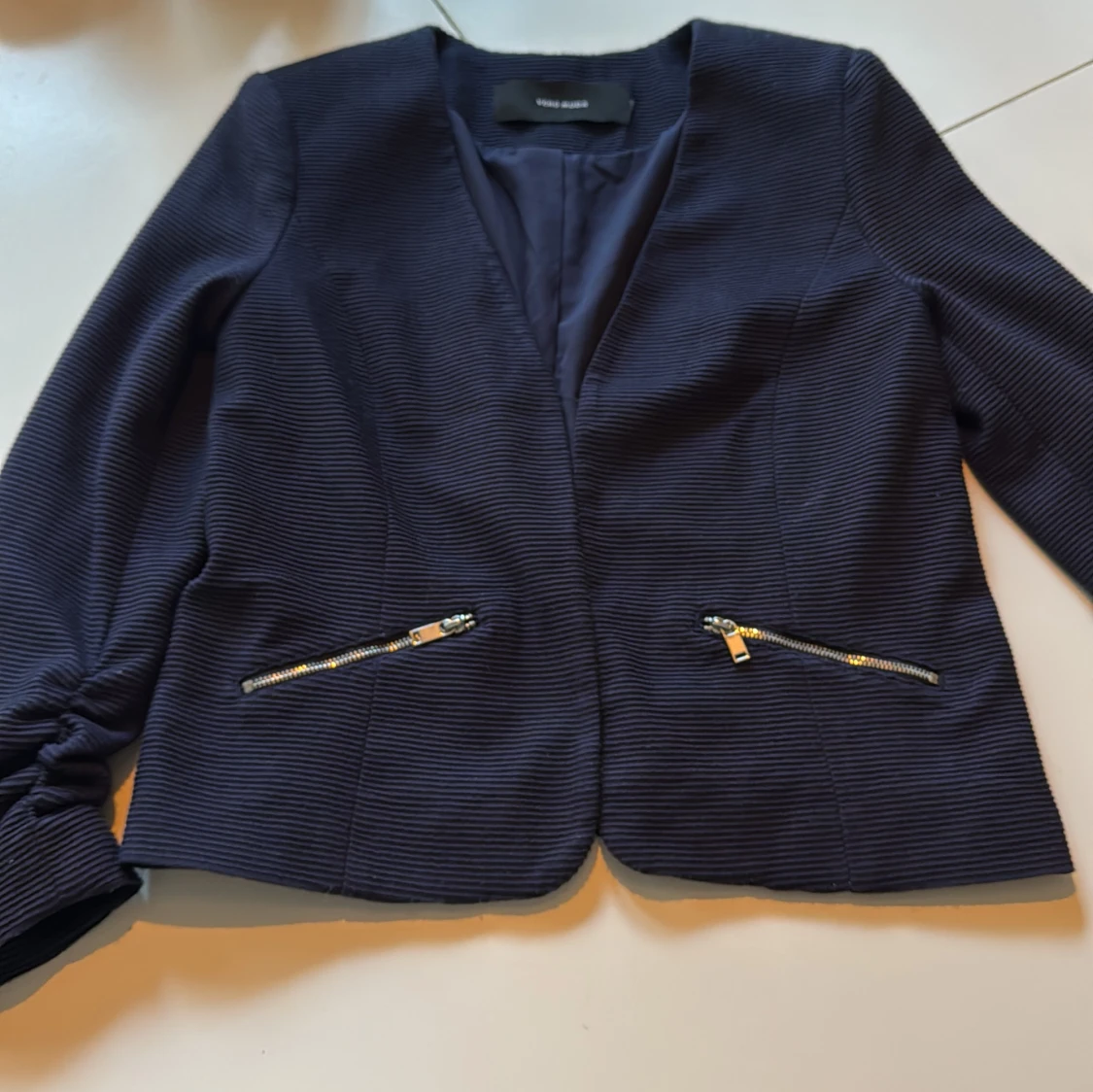 Mörkblå kavaj/tröja/vår jacka med dragkedjor från Vero Moda - 1