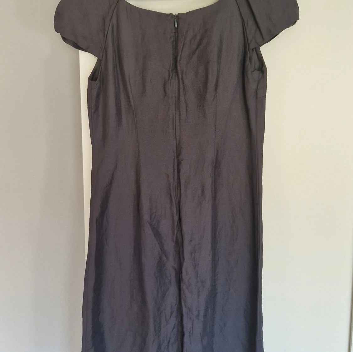 Mörkgrå klänning med volang - 1