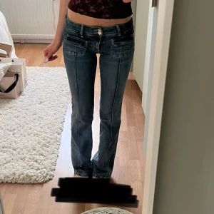 Blå bootcut jeans från Nelly - Nästan oanvända. Storlek 34. Den lite gråare blå färgen.