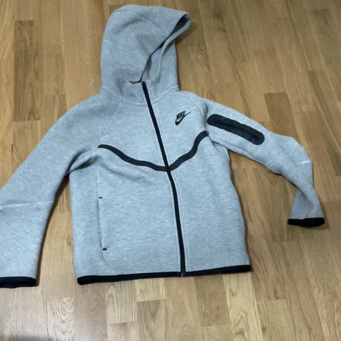 Grå hoodie från Nike med svarta detaljer(Nike tech) - 1