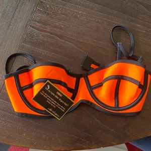 Triangl bikini - Orange bikini, liknande triangl. Rekommenderar för B eller A kupa