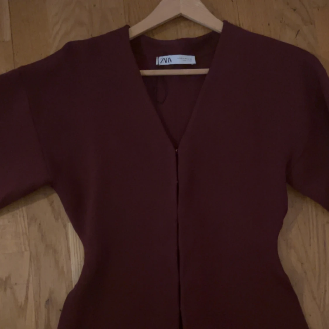 Vinröd topp med v-ringning från Zara - 1