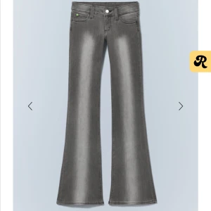 Weekday Grå bootcut jeans med utsvängda ben - Storlek 30/34 men sitter som 36 jätte små i syorleken!! Jag har gått upp ca 3 storlekar burkar ha 27/34 Säljer ett par grå jeans med bootcut-modell och utsvängda ben. Jeansen har klassisk femficksdesign och normal passform. Perfekta för dig som gillar retrostil och vill ha ett par snygga jeans med lite extra attityd.