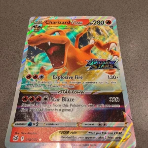 Charizard VSTAR - Samlarkort med Charizard VSTAR från Pokémon TCG. Kortet har cool holografisk design och visar Charizard i en episk pose. Perfekt för dig som gillar Pokémon och vill stärka din samling eller spela med kraftfulla kort.