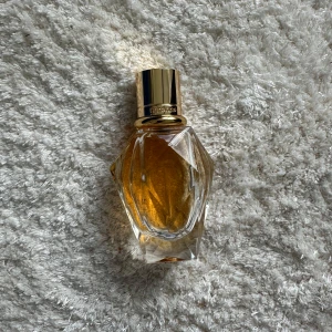 Rabanne Million Gold for her 30ml - Säljer en lyxig parfym från Rabanne. Flaskan är elegant och kristallformad med guldigt lock och bär en varm bärnstensfärgad vätska. Perfekt för dig som gillar exklusiva dofter och snygg design på parfymflaskan. Fick den i present men har så många parfymer så jag hinner knappt använda den! nypris 1000kr 