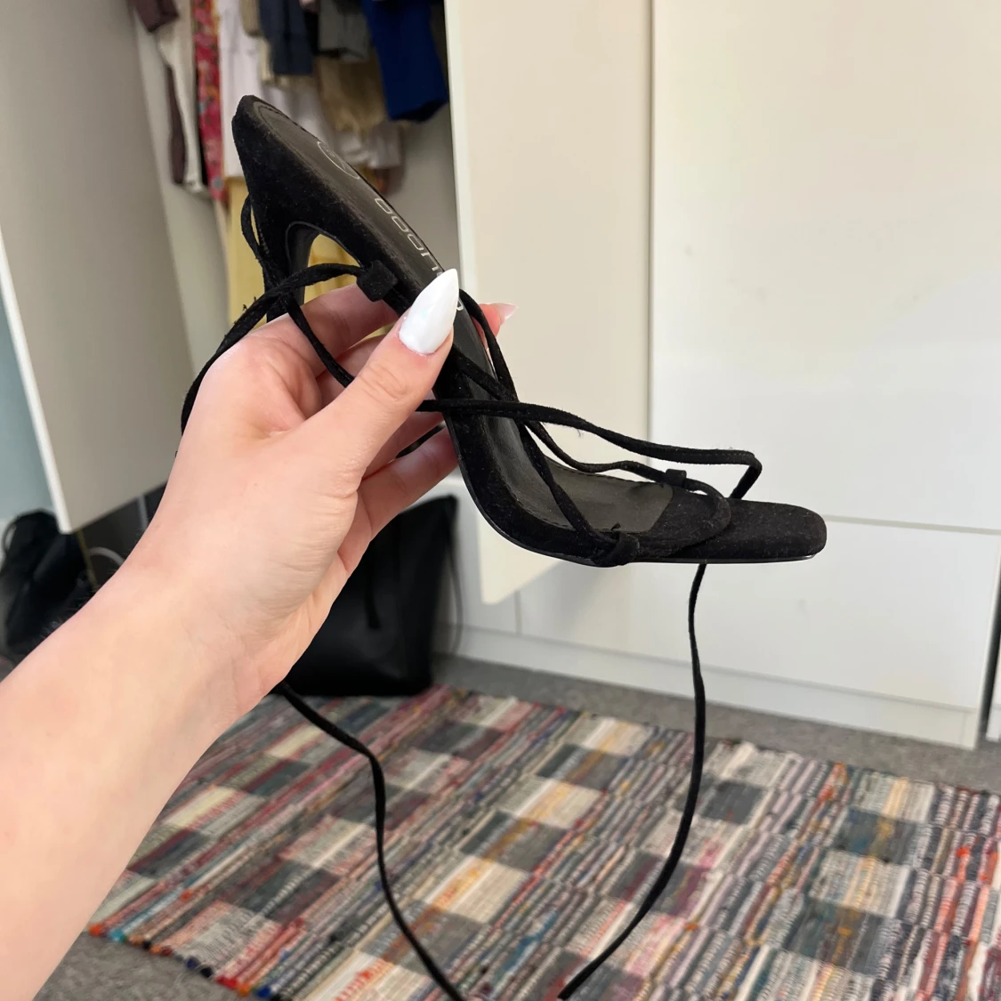 Svarta klackskor med snörning från Boohoo - 1