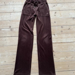 Bruna juicy couture byxor  - Lite slitna på knäna och baktill längst ner men annars i super fint skick, fortfarande mjuka och sköna 