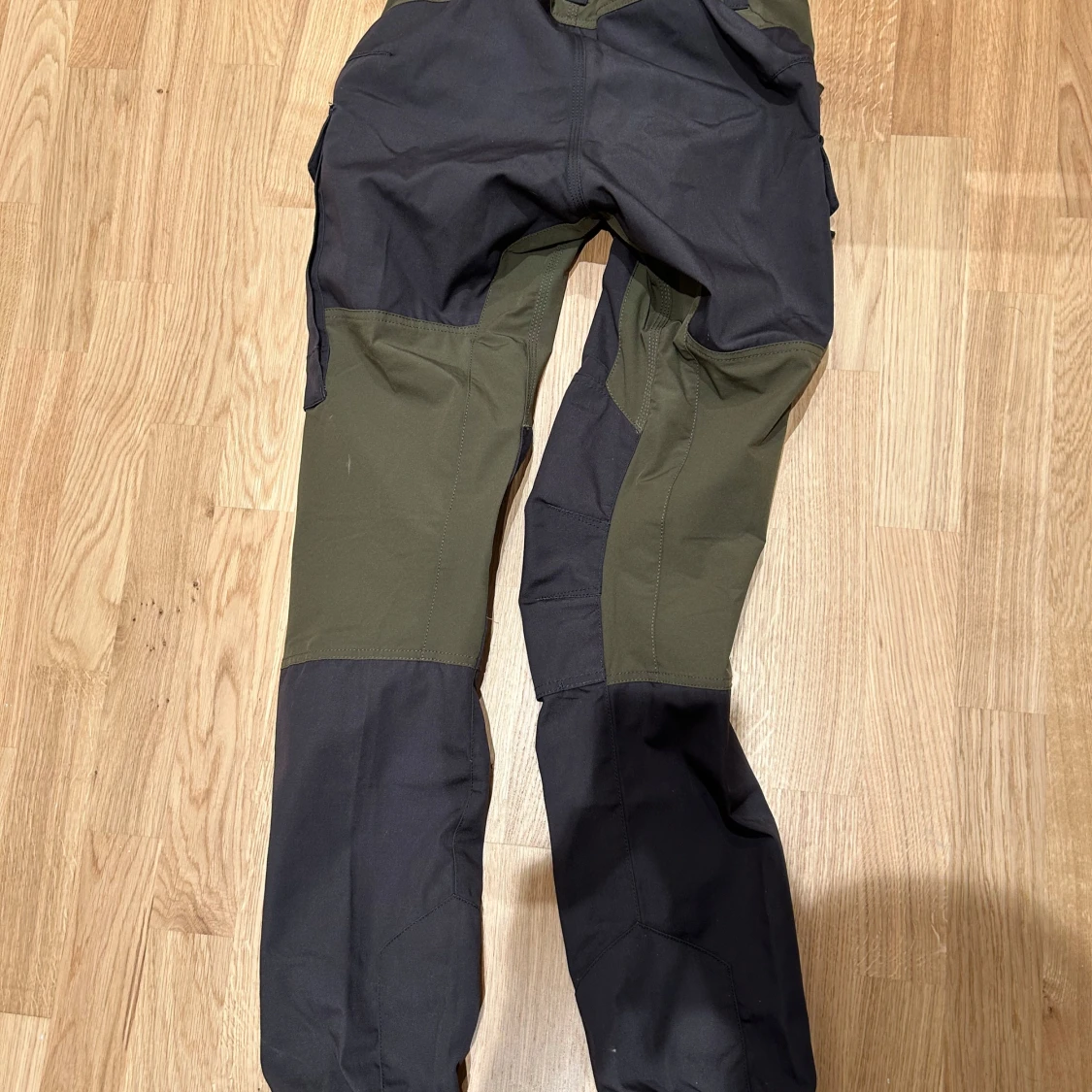 Grön-svarta friluftsbyxor från RevolutionRace - 1