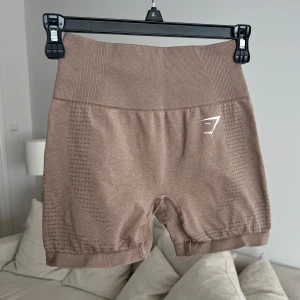Gymshark Shorts <3 - Fina bruna träningsshorts från Gymshark i storlek XS. Spruckna baktill därav priset <3
