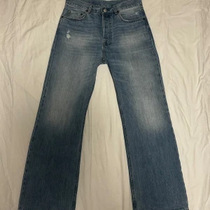 Acne Studios 2021M 31/32 - Säljer ett par jeans från Acne Studios, modell 2021M, i nyskick. Storlek 31/32. Färgen är något ljusare i verkligheten än vad bilderna visar.  Tycker de är lite för långa för mig, så jag är öppen för byte om du har ett par i storlek 31/30. Nypris är 4500kr på Acnes hemsida.  Hör gärna av dig om du vill ha exakta mått eller har några frågor!