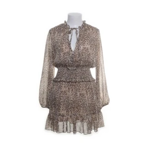 Klänning  - Super vacker helt slutsåld klänning ifrån Zara, jag har använt jätte få gånger, den ser helt ny ut. Säljer pga att jag inte tycker de riktigt min stil. 