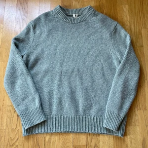 Arket Stickad Tröja - Säljer nu denna otroligt stilrena ulltröja från Arket i en fin Mintgrön färg. Den är i S men skulle säga att den sitter mer som M/L. Inga skador eller fläckar, hör gärna av dig vid funderingar eller för mer bilder! 😁