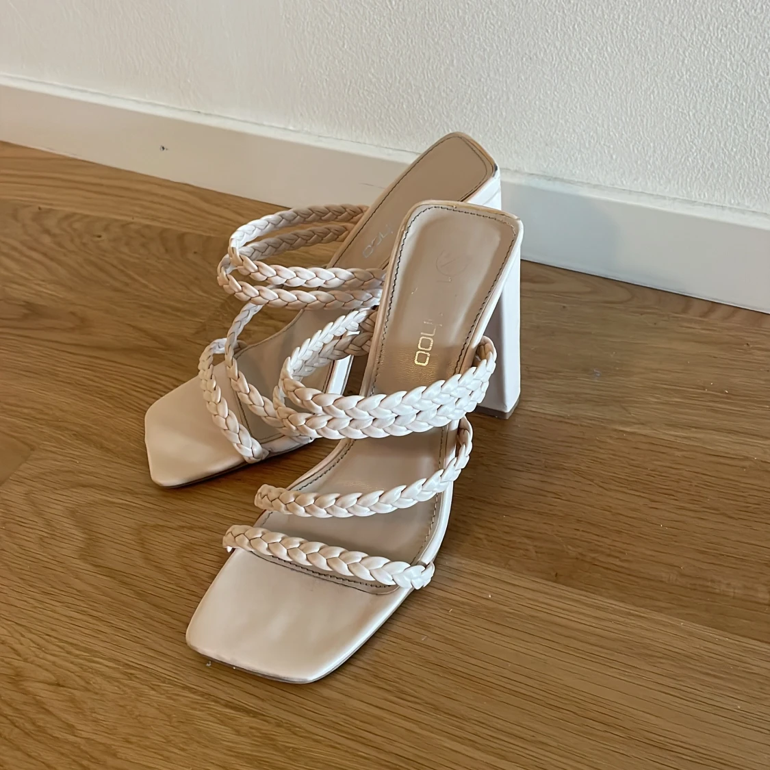 Beiga sandaler med flätade remmar och klack - 2