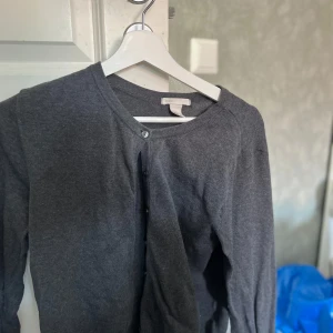 Grå kofta ❤️ - Perfekt att ha över en blus eller linne till sommaren då den är väldigt luftig, använd få gånger 💕
