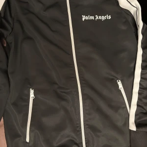 Svart tröja från Palm Angels - säljer min kyliga kofta från palm angels, tröjan är i bra skick och är endast testad, Det är storlek M men passar även small. Skick 7/10 hör av er vid minsta fundering