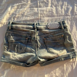 Low waist vintage jeansshorts - Säljer dessa jättefina jeansshorts i strl 38 men passar modellen som har storlek 36 - midjemått tvärs över: 36 cm 💙