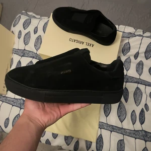 Svarta sneakers från Axel Arigato - Skorna är helt nya och har kvitto om någon vill se