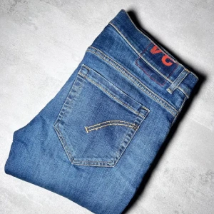 Dondup George Jeans - Säljer dessa feta Dondup jeansen i modellen george. Jeansen är i väldigt bra skick. Storlek 34. skriv gärna vid frågor eller intresse