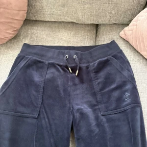 Mörkblå mjukisbyxor från Juicy Couture -  mörkblå mjukisbyxor från Juicy Couture. Säljer då de inte passar mig längre.💕