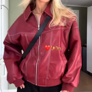 röd skinnjacka - säljer denna as snygga skinnjackan från boohoo! Säljer då den inte kommer till användning ❤️ kan skicka egna bilder på jackan om så önskas! Lappen är kvar!!