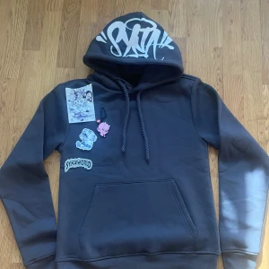 Syna wrld hoodie - Helt ny äkta syna world hoodie aldrig använd. Storlek S