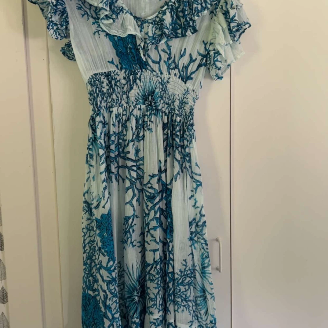 Blå och vit långklänning från Ble Resort Collection