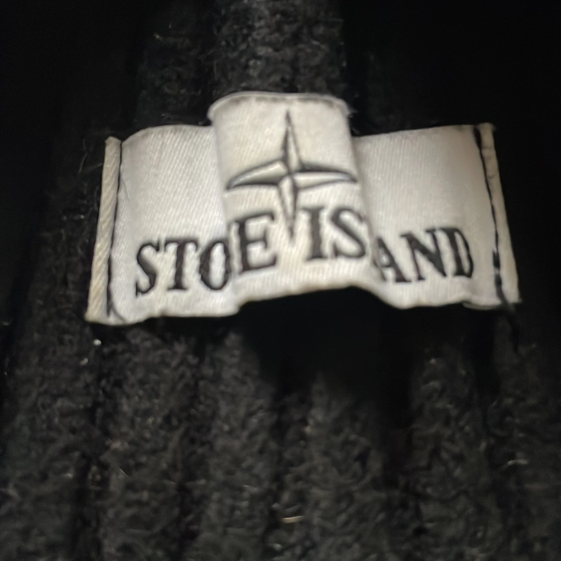 Svart ribbad mössa från Stone Island - 1