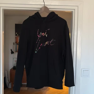 Svart hoodie från Saint Laurent (Storlek L) - Svin schysst Yves saint Laurent hoodie. Bra skick och knappast använd 9/10 skick. Inga defekter. Killen i bilden är 183 och väger 87 kg. Inge kvitto tyvär. Ny pris drygt 8000kr/9000kr💶💴