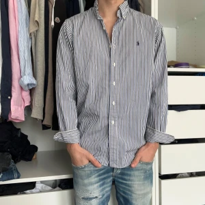 Ralph lauren skjorta  - Säljer nu denna riktigt snygga ralph lauren skjortan i storlek M men passar S som är perfekt inför sommaren. Den är i grymt skick då den tagits väl hand om. Skriv vid fler frågor eller bilder.