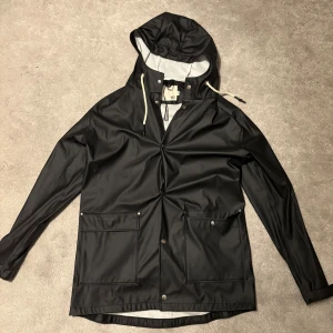 Regnjacka - Säljer nu denna Lager-157 Regnjacka. Storlek M. Skriv vid fråga/fundering.