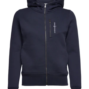 Mörkblå hoodie från Sail Racing - Snygg mörkblå hoodie från Sail Racing med dragkedja och justerbar huva. Tröjan har en liten bröstficka med dragkedja och ribbade muddar vid ärmslut och nederkant. Perfekt för en avslappnad stil.