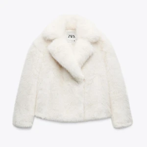 Vit pälsjacka från Zara - Säljer en supermjuk och fluffig vit pälsjacka från Zara. Jackan har en elegant krage och långa ärmar, perfekt för att hålla dig varm och stilren under kyliga dagar. Den är både chic och bekväm, ett måste i garderoben! Endast använd 1 gång, så i väldigt bra skick!💕💞