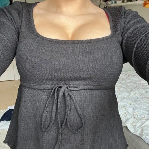 Svart tröja - Svart tröja ifrån Nelly, använt ungefär 5 ggr kanske så den är i bra skick. Passar strl xs-S