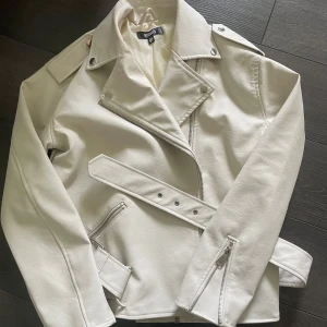 Beige skinnjacka oversize - Säljer en snygg beige skinnjacka i mycket bra skick, då den inte kommer till användning längre. Storlek S!