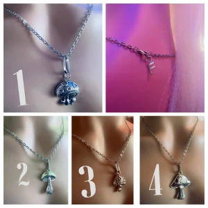 By prisförslag- Nr 2 Silverfärgat svamp-halsband inkl valfri bokstav - Nr 2 design. Unikt halsband med ett hängsmycke i form av en svamp. Kedjan är silverfärgad och har en enkel, stilren design som framhäver det detaljerade svampmotivet. Inklusive valfri bokstav 
