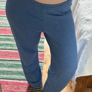 Blå byxor - Härliga blå mjukisbyxor med en bekväm passform. Perfekta för en avslappnad stil. De har en rak design och är tillverkade i ett mjukt material som ger en skön känsla hela dagen.