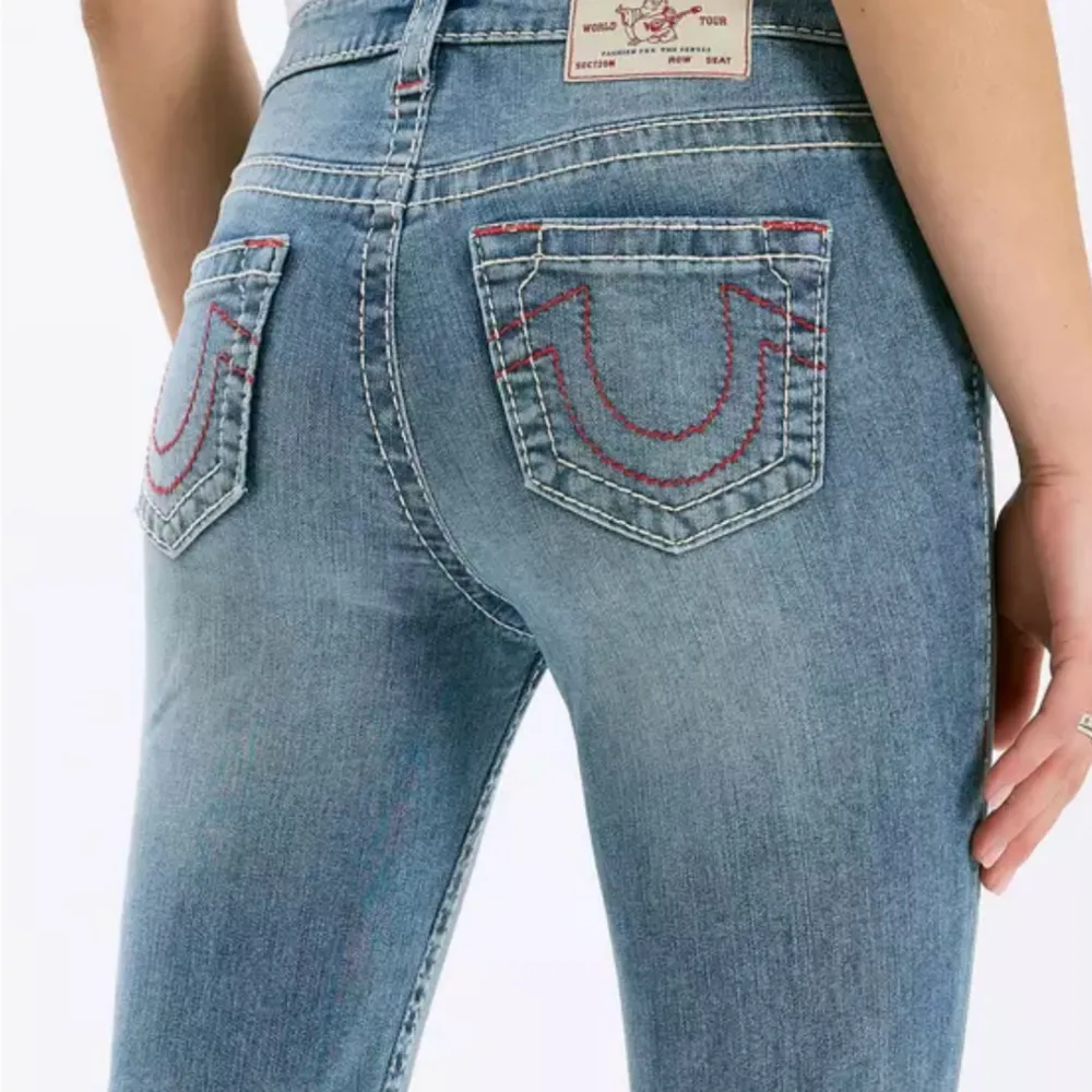 Snygga blå jeans från True Religion med låg midja, använda 1 gång och har inga defekter utan är som nya! köpte för 1599kr och säljer därför för 1250. skriv för fler bilder 💕. Farkut & Housut.