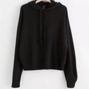 Stickad hoodie  - Säljer en svart stickad hoodie ifrån lindex💓 Använd men fint skick ändå
