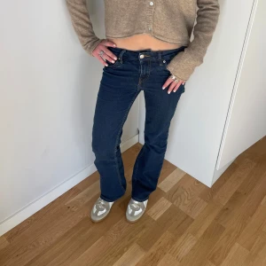 Mörkblå bootcut jeans - Super fina jeans, skriv vid frågor om mått mm🤍De är bootcut och lowwaist!