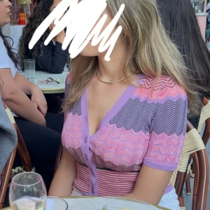 Sandro topp - Säljer en färgglad kofta/topp från Sandro med ett zigzag-mönster som liknar missoni! 