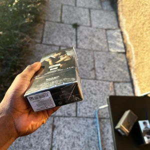 Parfym från Creed - Säljer en elegant parfym från Creed i en stilren svart förpackning med en bild av ett par på framsidan. Flaskan innehåller 120 ml av doften och är en vaporisateur-spray. Perfekt för den som söker en lyxig och sofistikerad doftupplevelse.