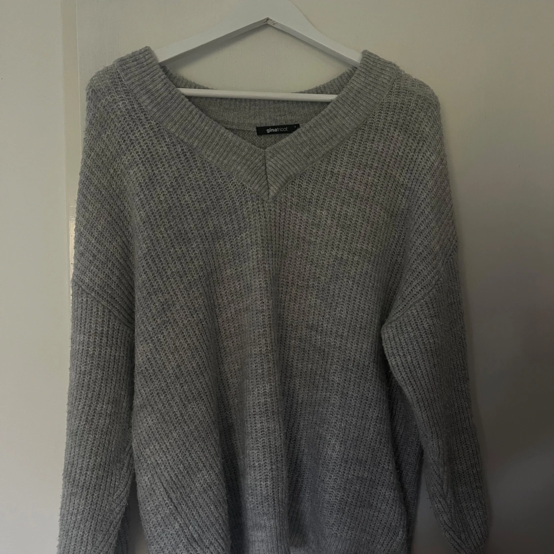 Grå stickad tröja från Ginatricot - 2