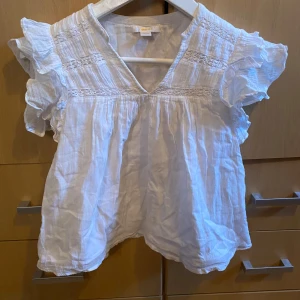 Vit blus - Vit blus från Gina Tricot i storlek 146/152 men passar även 158❤️ den har två ”lager” så den är inte genomskinlig❤️ jättefin och inga fläckar!