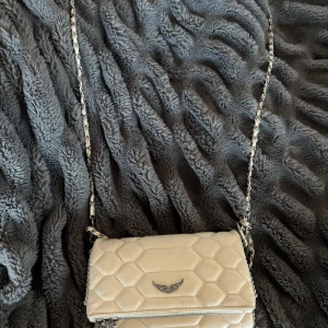 Zadig väska  - Super fin väska som jag köpt utomlands. Den är inte äkta, men ser däremot väldigt äkta ut. Har aldrig använt den så den är i toppen skick. Två olika band tillkommer💗💗