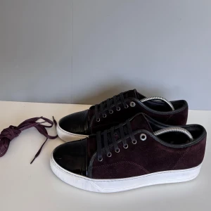 Lanvins - Säljer ett par snygga lanvins i storlek UK7 (EU41), cond 8/10 creasing på toecap och slitage på sulan annars bra skick! Kommer med extra snören! Skorna är behandlade med vit skokräm och impregneringsspray